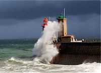 World & Travel: lighthouse in waves