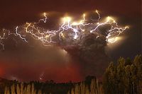 World & Travel: dirty thunderstorm, volcanic lightning weather phenomenon