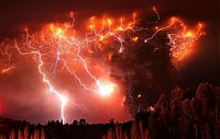 World & Travel: dirty thunderstorm, volcanic lightning weather phenomenon