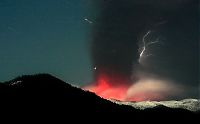 World & Travel: dirty thunderstorm, volcanic lightning weather phenomenon