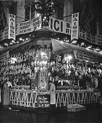 World & Travel: History: Paris in 1940-50s, France by Robert Doisneau