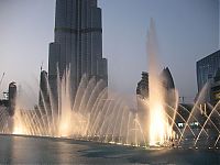 World & Travel: Record fountain system set, Burj Khalifa Lake, Dubai, United Arab Emirates