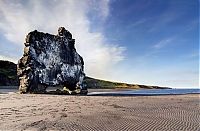 World & Travel: Dynosaur Rock Hvítserkur, Vatnsnes, Iceland