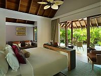 World & Travel: Dusit Thani Maldives hotel, Baa Atoll, Maldives