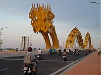 World & Travel: Dragon Bridge, Cầu Rồng, River Hàn at Da Nang, Vietnam