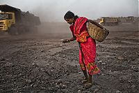 World & Travel: Coal field fire, Jharia, Dhanbad, Jharkhand, India