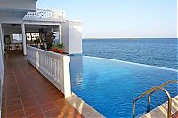 World & Travel: Villa on Dunbar Rock, Bay Islands, Guanaja, Honduras, Carribbean Sea