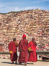 World & Travel: Larung Gar Valley, Sêrtar County of Garzê, Tibet, Kham, China